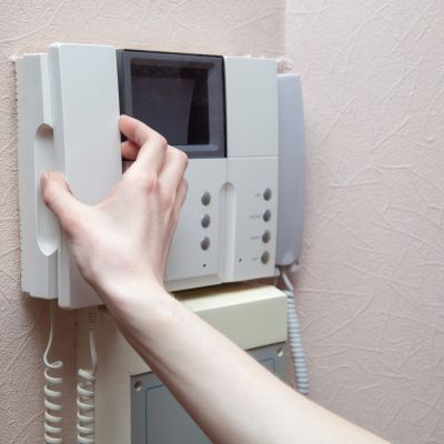 Ovipuhelimet: Turvallisempaa asumista nykyaikaisella ovipuhelinjärjestelmällä
